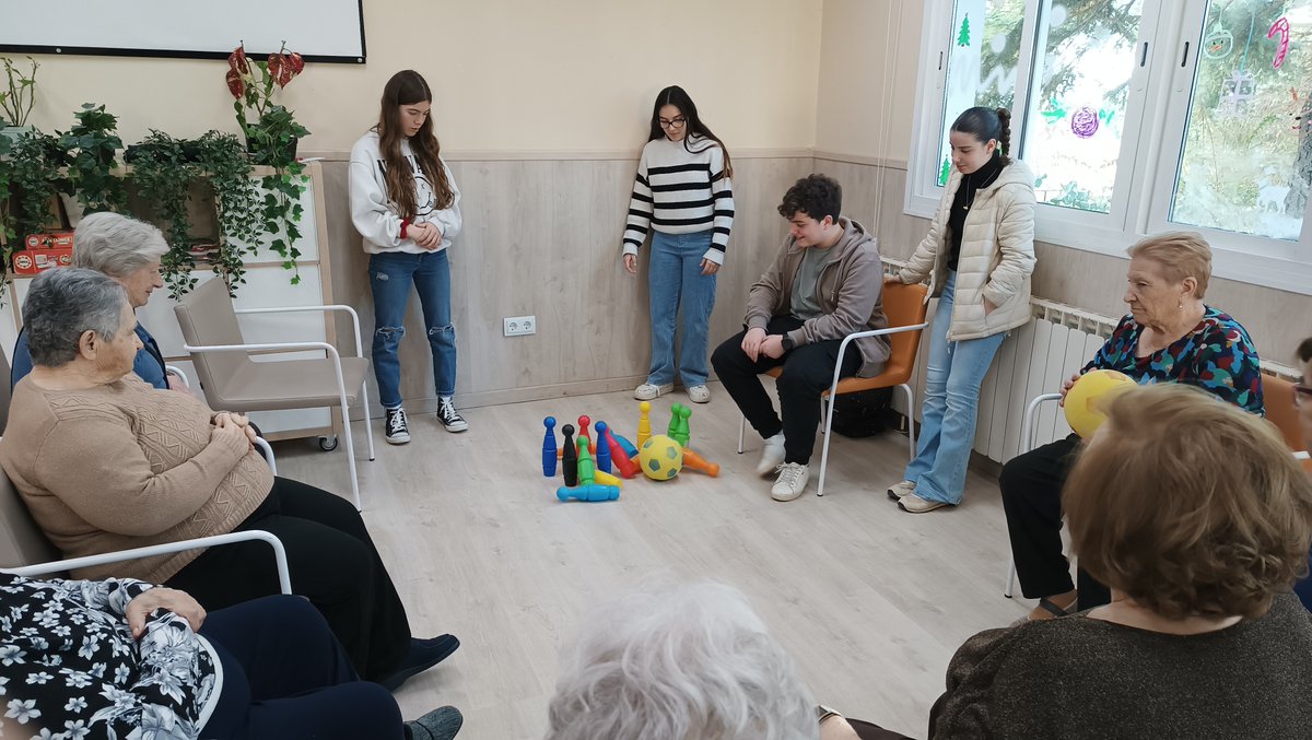 L'alumnat de 2n d'ESO A i C de l'<a href="/INS_Vilamajor/">Institut Vilamajor</a> ha fet una visita a la residència Sauleda per passar una bona estona amb els avis i àvies! 😍🤓😊 #experiències #gentgran #projectes