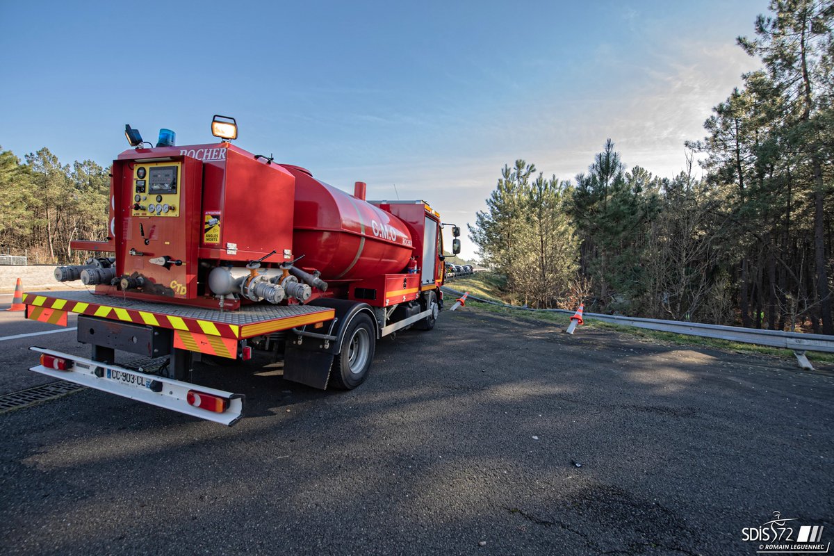 SDIS_72's tweet photo. Hier matin, les sapeurs-pompiers de la Sarthe sont intervenus sur un accident de la circulation impliquant un poids lourd sur l’autoroute.

Grâce à leur réactivité et leur professionnalisme, le conducteur a pu être rapidement pris en charge par les secours. https://t.co/WIdNY2KWLm