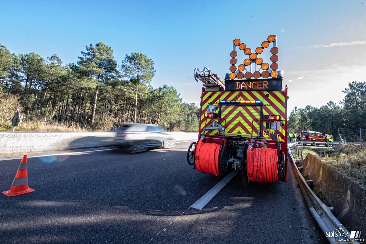 SDIS_72's tweet photo. Hier matin, les sapeurs-pompiers de la Sarthe sont intervenus sur un accident de la circulation impliquant un poids lourd sur l’autoroute.

Grâce à leur réactivité et leur professionnalisme, le conducteur a pu être rapidement pris en charge par les secours. https://t.co/WIdNY2KWLm