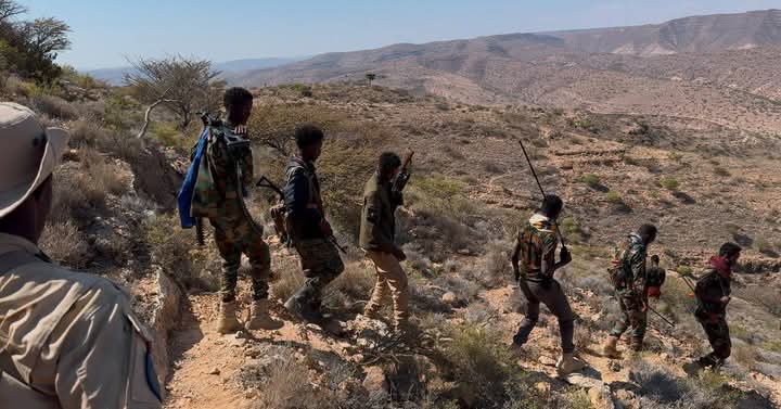 puntlandpost's tweet photo. #CALMIS: Ciidamada difaaca dowladda Puntland oo la wareegay Saldhigyadii ugu weynaa ee Argagixisada Daacish sida dowladdu shaacisay. https://t.co/W0SJplxJjv