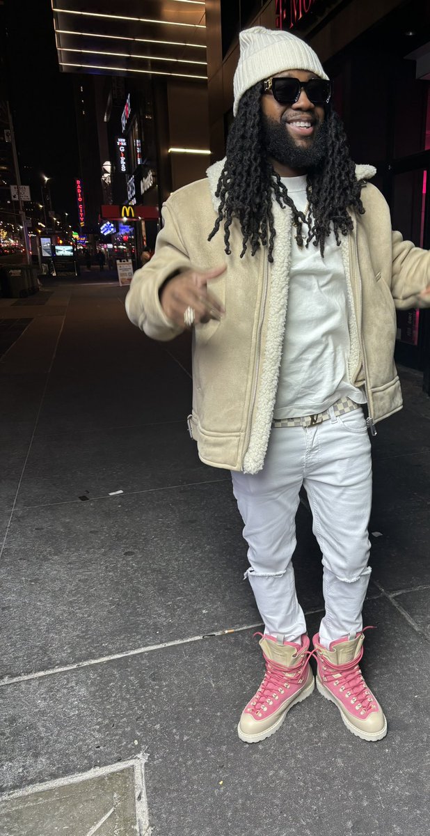 JonSingleton12's tweet image. I been styling pink like Camron but I’m on the block wit the jones 🛼 #bronx