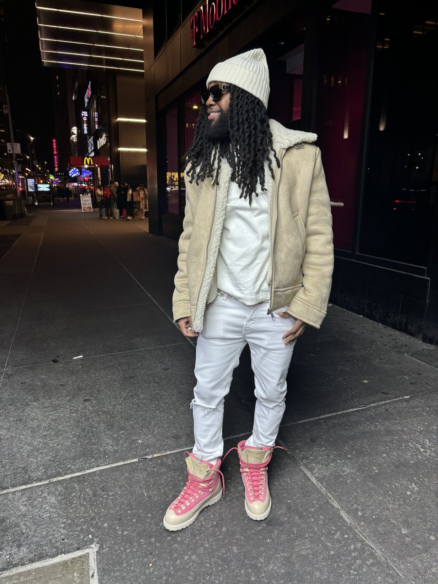 JonSingleton12's tweet image. I been styling pink like Camron but I’m on the block wit the jones 🛼 #bronx