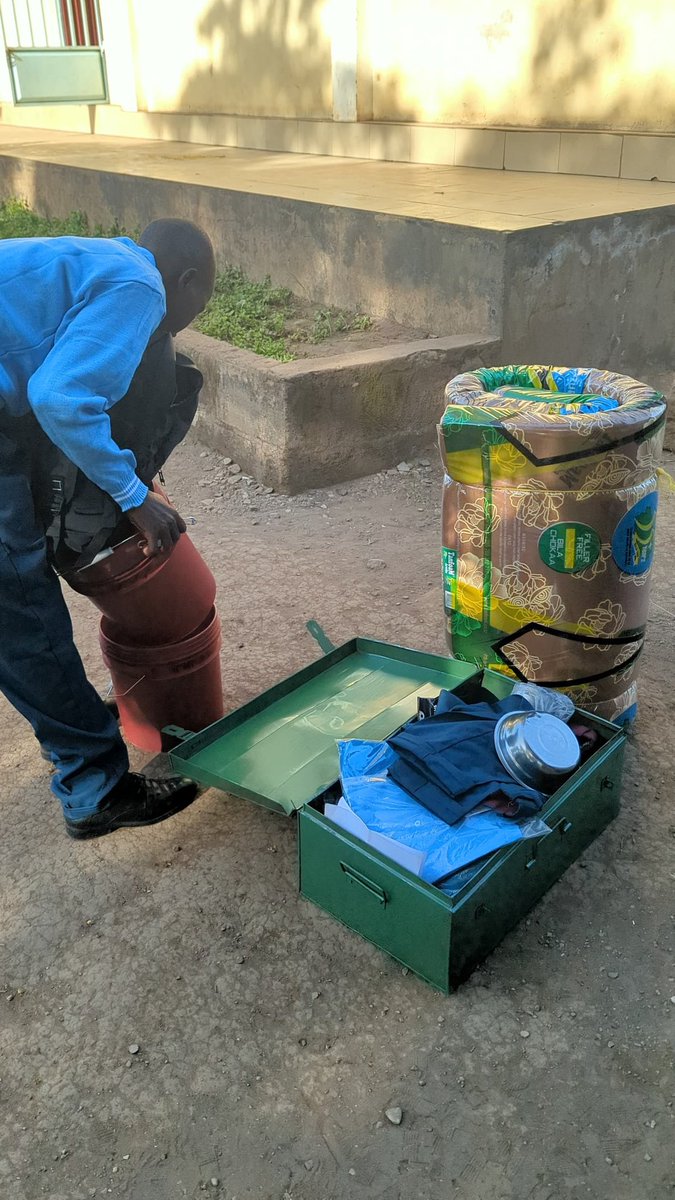 enjipai's tweet photo. Aquí están algunos de los 🧒🏾 👧🏾 (ya no tanto) con el material escolar, los uniformes, colchones… todo lo que necesitan para seguir en el cole dando lo mejor de ellos. El profe está comprando todo lo que necesitan ❤️ Gracias padrinos y madrinas ❤️❤️❤️ https://t.co/CIdaEbeO5M
