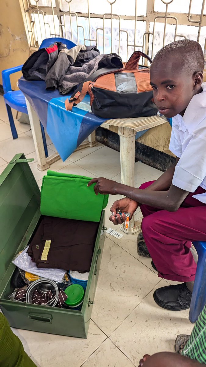 enjipai's tweet photo. Aquí están algunos de los 🧒🏾 👧🏾 (ya no tanto) con el material escolar, los uniformes, colchones… todo lo que necesitan para seguir en el cole dando lo mejor de ellos. El profe está comprando todo lo que necesitan ❤️ Gracias padrinos y madrinas ❤️❤️❤️ https://t.co/CIdaEbeO5M