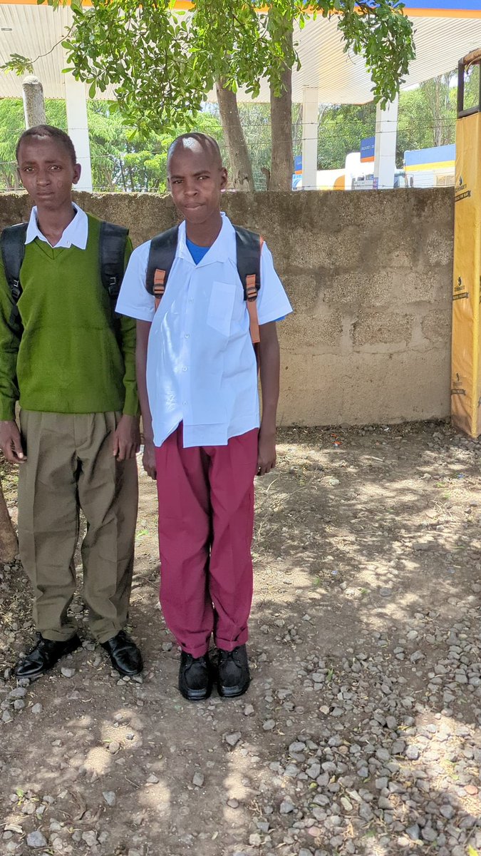 enjipai's tweet photo. Aquí están algunos de los 🧒🏾 👧🏾 (ya no tanto) con el material escolar, los uniformes, colchones… todo lo que necesitan para seguir en el cole dando lo mejor de ellos. El profe está comprando todo lo que necesitan ❤️ Gracias padrinos y madrinas ❤️❤️❤️ https://t.co/CIdaEbeO5M