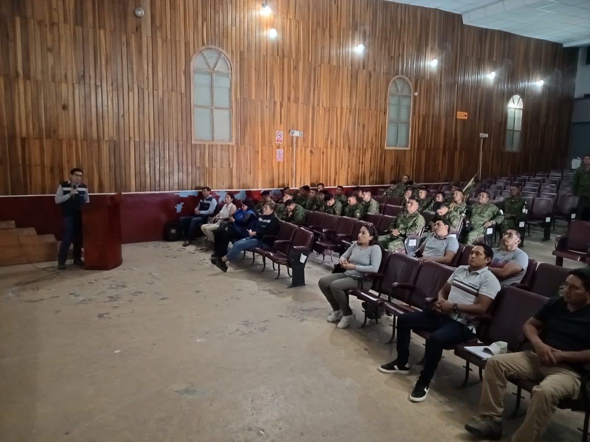 ARCOM_Ecu's tweet photo. 📍 Desde la Dirección Distrital Chimborazo realizamos Capacitación a @FFAAECUADOR  Brigada de Selva 17 Pastaza sobre explotación de recursos mineros, minería ilegal y normativa vigente.
⚒️👷‍♀ ARCOM, comprometida con el control y desarrollo minero.
#ARCOMEnTerritorio https://t.co/SZoSZQlUCr