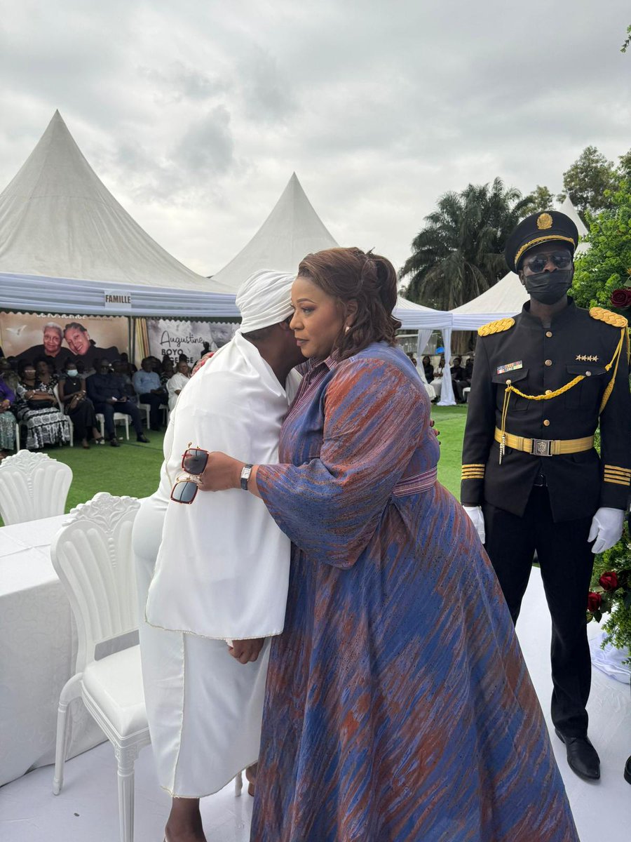 BukasaMelchior's tweet photo. Aux finérailles de maman Augustine BOYO NGENGE, 
L’honorable @WamuHenriette pleure avec ceux qui pleurent...
Maman sociale https://t.co/gkqnpg74Fc