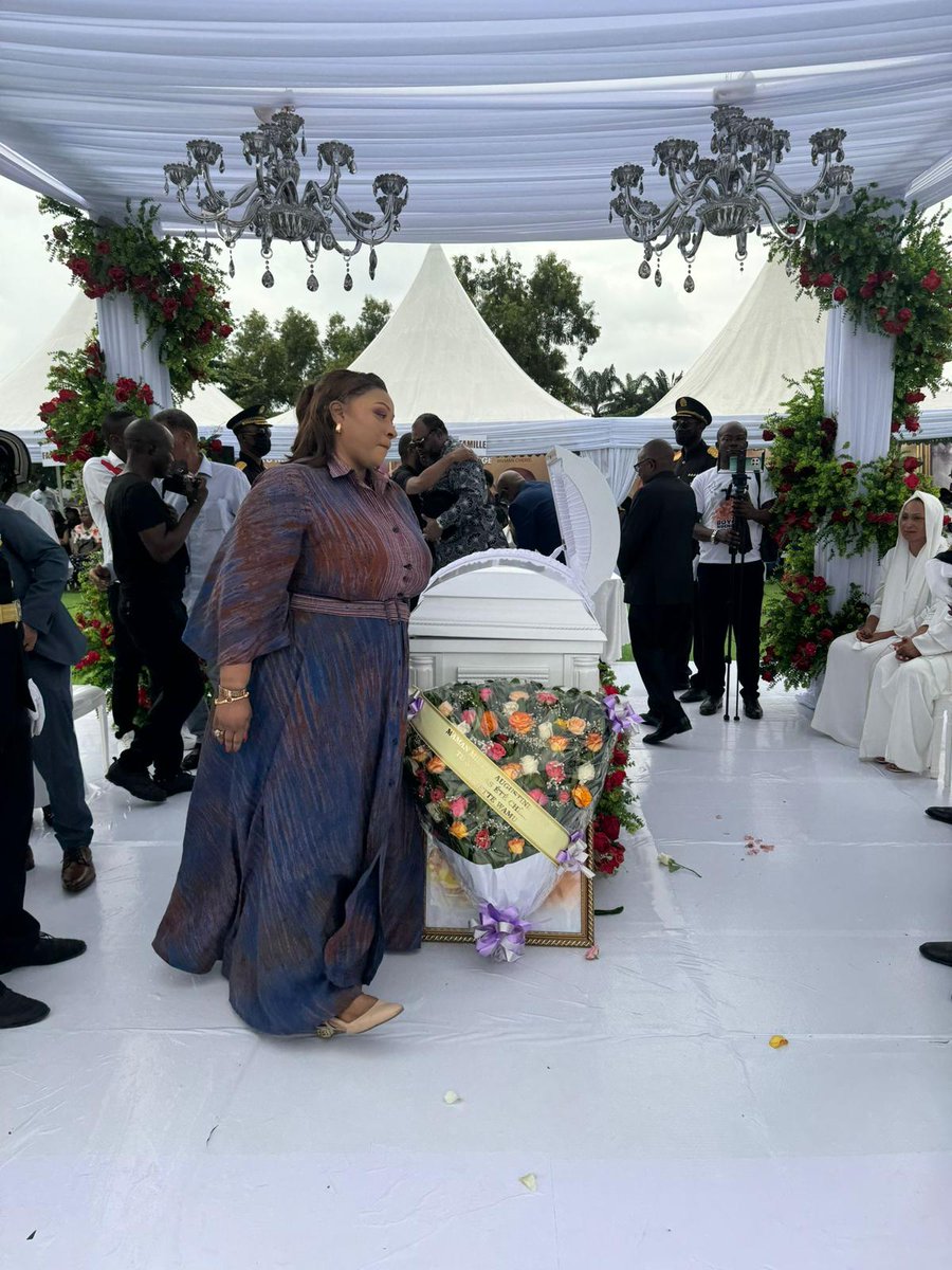 BukasaMelchior's tweet photo. Aux finérailles de maman Augustine BOYO NGENGE, 
L’honorable @WamuHenriette pleure avec ceux qui pleurent...
Maman sociale https://t.co/gkqnpg74Fc