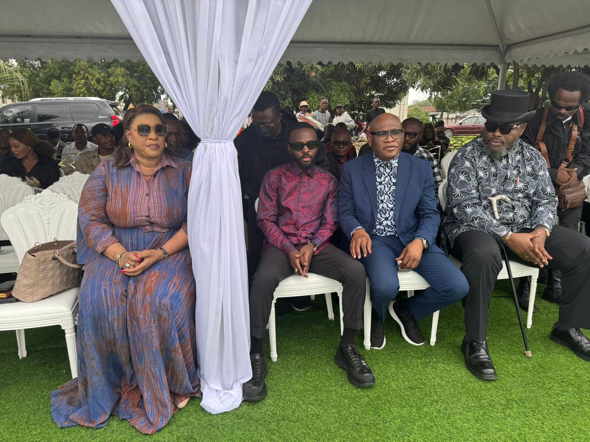 BukasaMelchior's tweet photo. Aux finérailles de maman Augustine BOYO NGENGE, 
L’honorable @WamuHenriette pleure avec ceux qui pleurent...
Maman sociale https://t.co/gkqnpg74Fc
