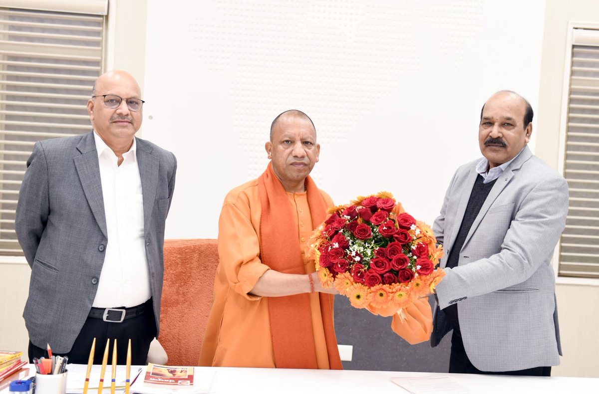 myogioffice's tweet photo. मुख्यमंत्री श्री @myogiadityanath जी महाराज से आज लखनऊ में श्री सुभाष सिंह बघेल जी, सदस्य, उत्तर प्रदेश अधीनस्थ सेवा चयन आयोग, लखनऊ एवं श्री प्रताप सिंह बघेल जी, निदेशक, बेसिक शिक्षा, लखनऊ ने शिष्टाचार भेंट की। https://t.co/tkImWJ00rm