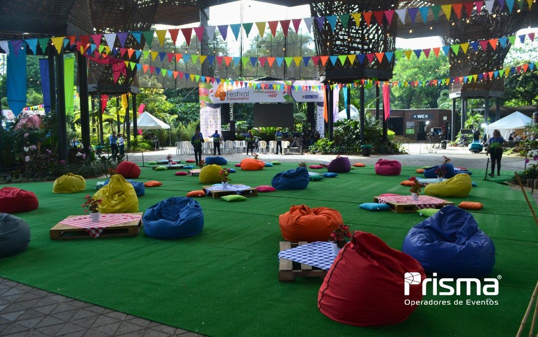 Eleva el nivel de tu evento con nuestros tapetes premium ¡Calidad y estilo en cada paso! Cotiza hoy y transforma tu espacio #EventosPremium #DecoraciónEventos #PrismaMontajes #TapetesEventos #montajesmedellin #Medellín