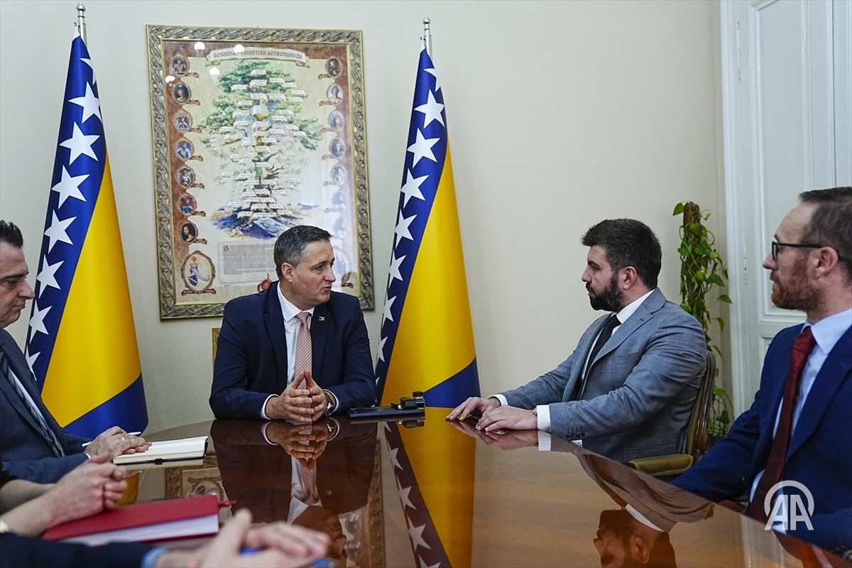 aa_balkans's tweet photo. 🇧🇦🇹🇷Bećirović: Važno da Turska i druge članice NATO-a pozitivno djeluju na jugoistoku Evrope 

Člana Predsjedništva Bosne i Hercegovine danas je posjetio direktor Ureda Anadolu za Bosnu i Hercegovinu Talha Ozturk

🔗https://t.co/gVBkDKvbfJ https://t.co/U7tR6QR4GF