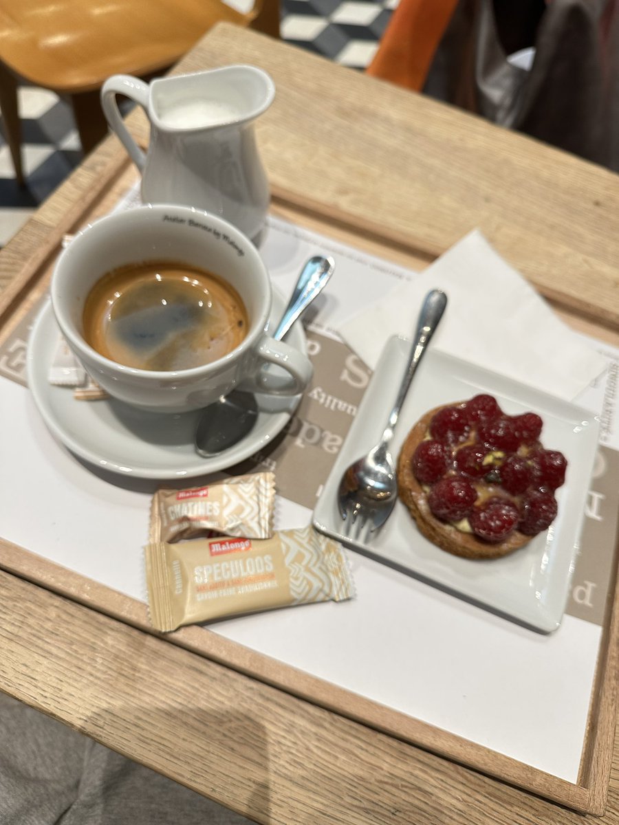 혼자 파리 뽈뽈 돌아다니기