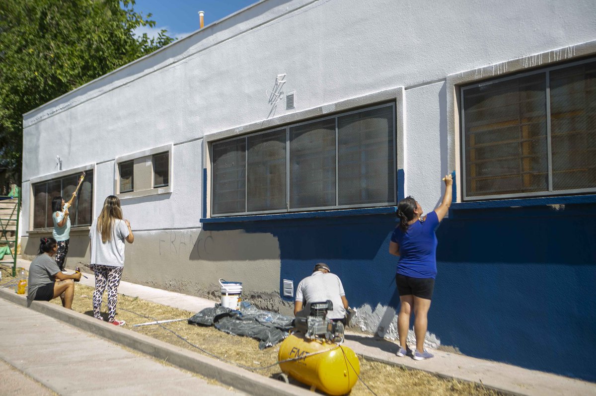 TadeoGZ's tweet photo. #RecorriendoEscuelas 👉 Con @UlpianoSuarez visitamos el jardín 0-029 de la Favorita, donde voluntarios junto al equipo de Infraestructura Escolar están realizando trabajos de pintura.
🏫 Con el Programa #ColaborArte, estamos mejorando la infraestructura de distintos establecimientos de toda la provincia.
🤝🏻 Es un trabajo conjunto entre el gobierno provincia, municipios y la comunidad para cuidar nuestras escuelas.
🙋🏻♀️Colaborá vos también ¡Sumate!