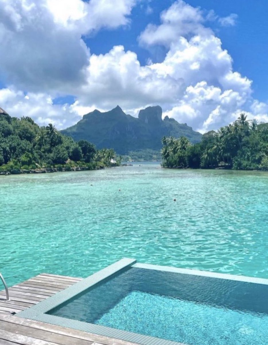 viewsoff's tweet photo. Bora Bora 🌴 https://t.co/8UEky1BCUj