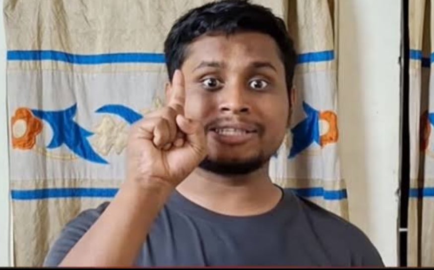 alliance_1971's tweet photo. বৈষম্য বিরোধী ছাত্র আন্দোলনের সমন্বয়কারী হাসনাত আবদুল্লাহ আজ হুমকি দিয়েছেন,  

"যেসব ভাষ্যকার, একাডেমিক, এবং বুদ্ধিজীবীরা আওয়ামী লীগের মানবাধিকার নিয়ে লিখছেন বা কথা বলছেন, তাদের কলম আমরা ভেঙে দেব। যেসব মিডিয়া আওয়ামী লীগের সমর্থনে অবস্থান নেবে, আমরা তাদের বিরুদ্ধে অবস্থান নেব।"  

সাম্প্রতিক সময়ে হাসনাত আবদুল্লাহর হুমকির ফলে সময় টিভি-র পাঁচজন সাংবাদিক বাধ্য হয়ে পদত্যাগ করেছেন।  

বৈষম্যের বিরুদ্ধে কাজ করার দাবি করা  বৈষম্য বিরোধী ছাত্র আন্দোলন, তাদের নামের বিপরীতে গিয়ে রাজনৈতিক ও ধর্মীয় বিভাজনক সৃষ্টি করছে।  রাজনীতি, আইন প্রয়োগ, গণমাধ্যম, একাডেমিয়া ইত্যাদি প্রতিটি ক্ষেত্রে— তারা প্রাতিষ্ঠানিকভাবে বৈষম্যকে প্রতিষ্ঠিত করার চেষ্টা করছে বলে মনে হচ্ছে।

Read ➡️ https://t.co/itsPSQtQjy

#StepDownYunus #BangladeshCrisis