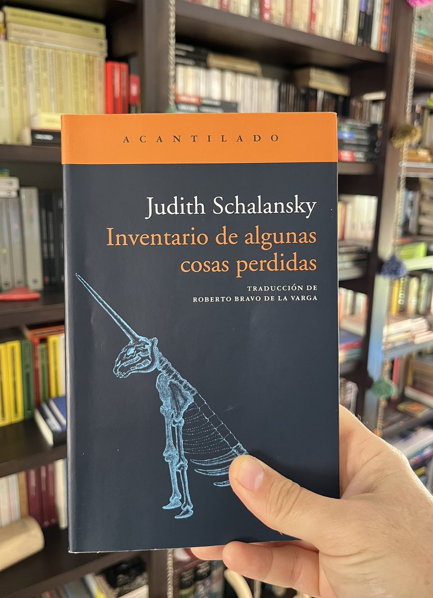 "La Tierra no es más que un montón de escombros de un porvenir ya pasado". Schalansky elabora un listado de cosas reales o imaginarias que ya no están, desde los poemas de Safo hasta el supuesto esqueleto de un unicornio. "Estar vivo implica sufrir pérdidas", escribe. #noficción