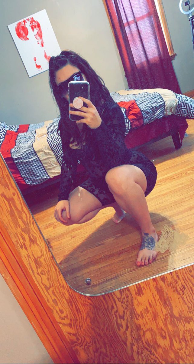 goddessss1144's tweet photo. I’m here for a good time 🎶 #goddessvibes #DiorCapture #feetcoin #feetfinder #foottattoo #toering #paypiggie #findomaddict https://t.co/FHd3IGgFMX