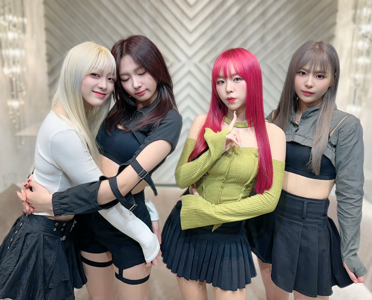 _wena_official's tweet photo. 2025. 01. 15 💙💚🩷💛
#위나 #케이팝
#wena #kpop
#rbcamusement https://t.co/Gmo3pThYsC