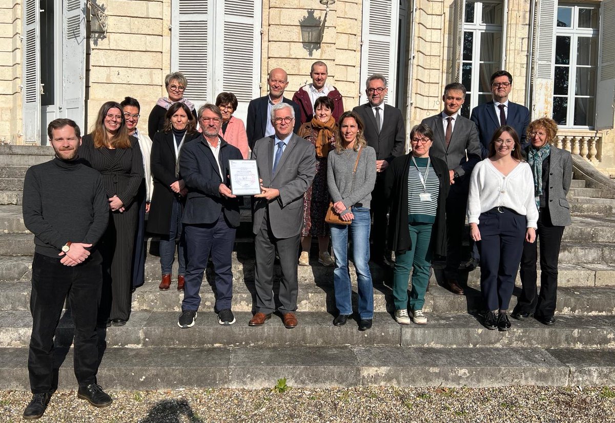 Prefet47's tweet photo. #QualiATE l 📣La Préfecture de Lot-et-Garonne est la 2ème préfecture a obtenir le label Quali-ATE !
👉 Daniel Barnier, Préfet de Lot-et-Garonne et Cédric Bouet, Secrétaire Général, sous-préfet d'Agen ont officialisé l'obtention de la labellisation Quali-ATE.
La préfecture de Lot-et-Garonne est pleinement engagée à respecter une démarche de qualité et de modernisation des services de l’État.👏