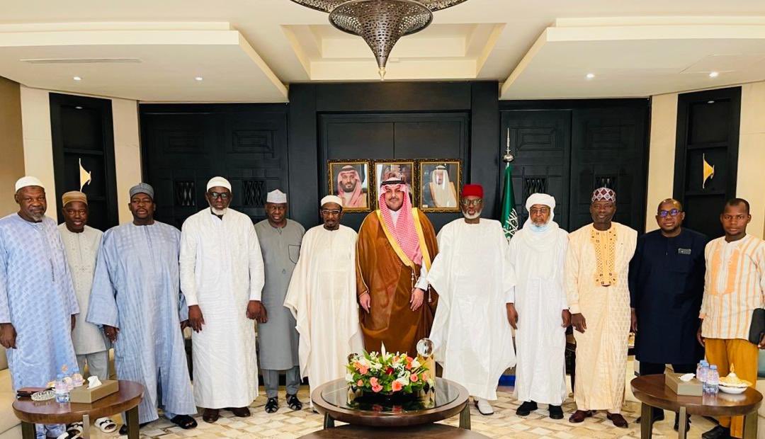 KSAembassyBF's tweet photo. S.E. Amb. #Fahad_Abdulrahman_Al_Hathelol @FahadAHathelol a reçu le nouveau Président du Présidium de la Fédération des Associations Islamiques du Burkina Faso #FAIB l'éminent El Hadj Aboubacar YUGO accompagné des membres du Presidium de la FAIB. Étaient présents lors de cette audience, Dr Aboubacar Doucoure Conseiller des affaires Islamiques auprès de la Présidence du Faso, membre du Haut Conseil du @MWLOrg; Cheikh Moussa Cissé Coordonateur des Projets réalisés par @MWLOrg au #BurkinaFaso, Cheikh Omar ZOUNGRANA, Président du Mouvement sunnite, El Hadj Moussa KOANDA, membre;  El Hadj Mohamad Konfe, Président du Mouvement de la Tijania, El Hadj 
Yameogo Hamidou, Président CERFI, El Hadj Adam SAKANDE, Secrétaire Exécutif National ; El Hadj YEYE Zakaria. 
Les échanges ont porté sur les perspectives pour servir les intérêts de l'islam et des musulmans. 

@alekhbariyaFRA