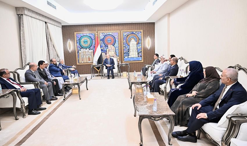 رئيس مجلس القيادة يلتقي الفريق القانوني
[15/01/2025 02:47] 
￼
الرياض - سبأنت :
التقى فخامة الرئيس الدكتور رشاد محمد العليمي، رئيس مجلس القيادة الرئاسي اليوم الاربعاء الفريق القانوني المساند لمجلس القيادة.

وخلال اللقاء استمع رئيس مجلس القيادة من رئيس الفريق القاضي حمود الهتار،