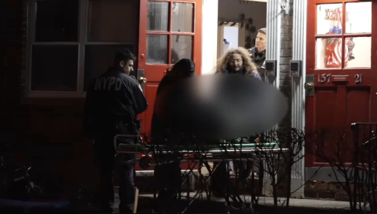 CitizenAppNYC's tweet image. 🚨#Flushing: Body Found Stuffed in Bags
Police discovered the man's body in two garbage bags Tuesday afternoon. They have deemed the death suspicious. Download Citizen to #ProtectTheWorld