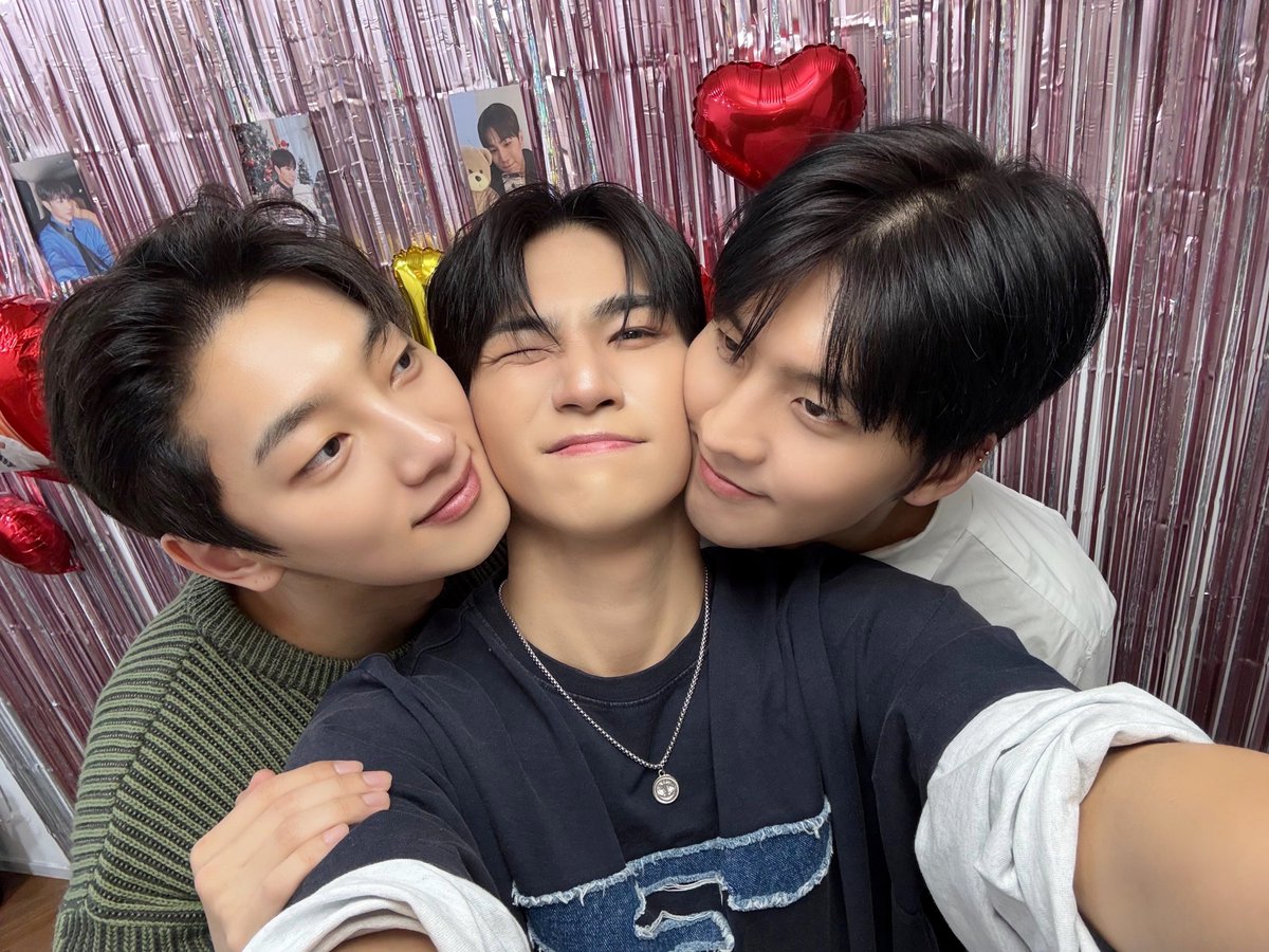 VannerOfficial's tweet photo. [📷]

❤️HAPPY TAEHWAN DAY❤️
우리 명창 강아지 리더
태환이 생일을 축하합니다🎂

태환이의 생일을 함께 축하해주신
모든 VVS 여러분들 사랑해요🐶🫶

#VANNER #배너
#태환 #TAEHWAN 
#HAPPY_TAEHWAN_DAY https://t.co/6j5kTXoaO0