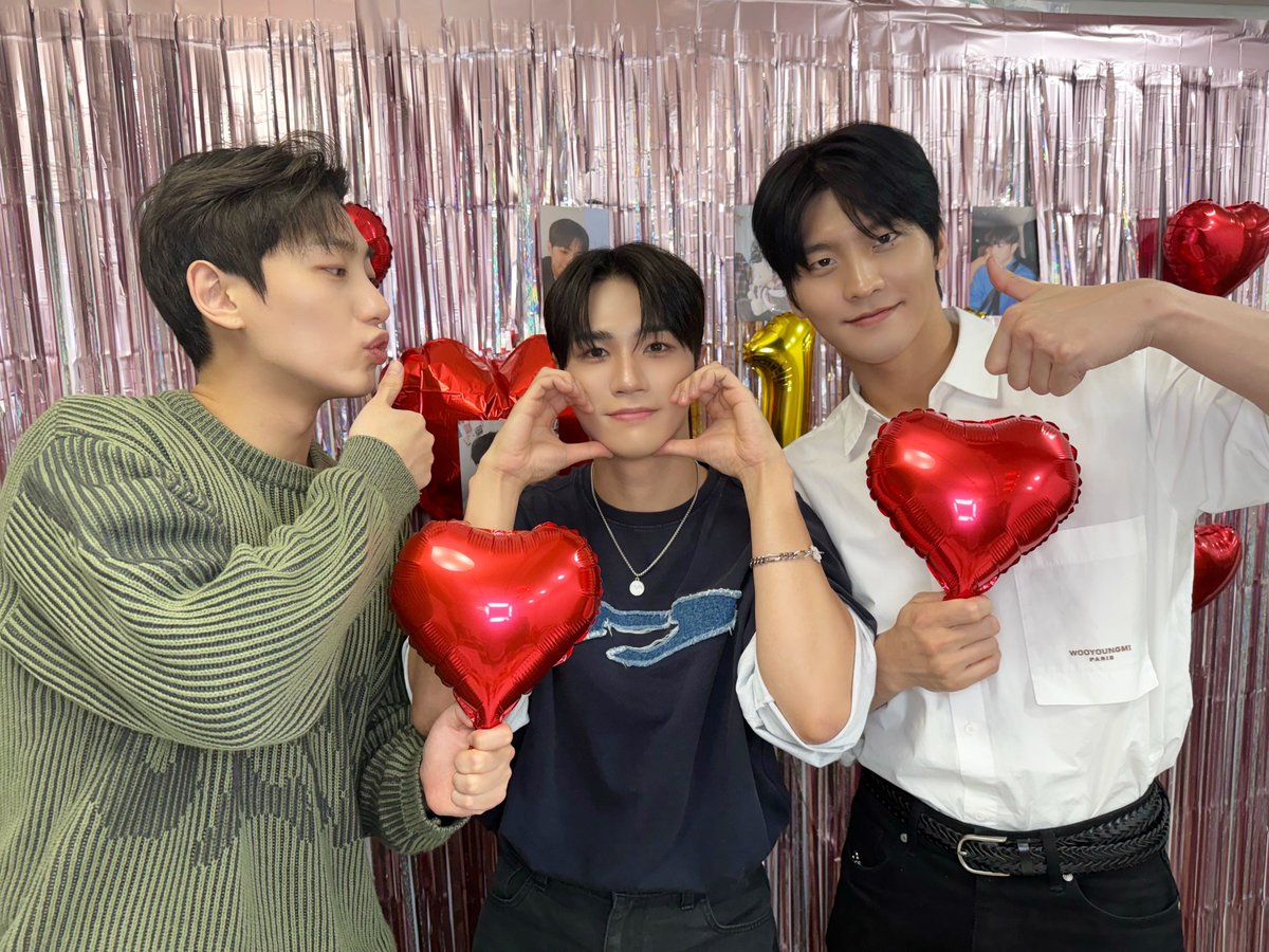 VannerOfficial's tweet photo. [📷]

❤️HAPPY TAEHWAN DAY❤️
우리 명창 강아지 리더
태환이 생일을 축하합니다🎂

태환이의 생일을 함께 축하해주신
모든 VVS 여러분들 사랑해요🐶🫶

#VANNER #배너
#태환 #TAEHWAN 
#HAPPY_TAEHWAN_DAY https://t.co/6j5kTXoaO0