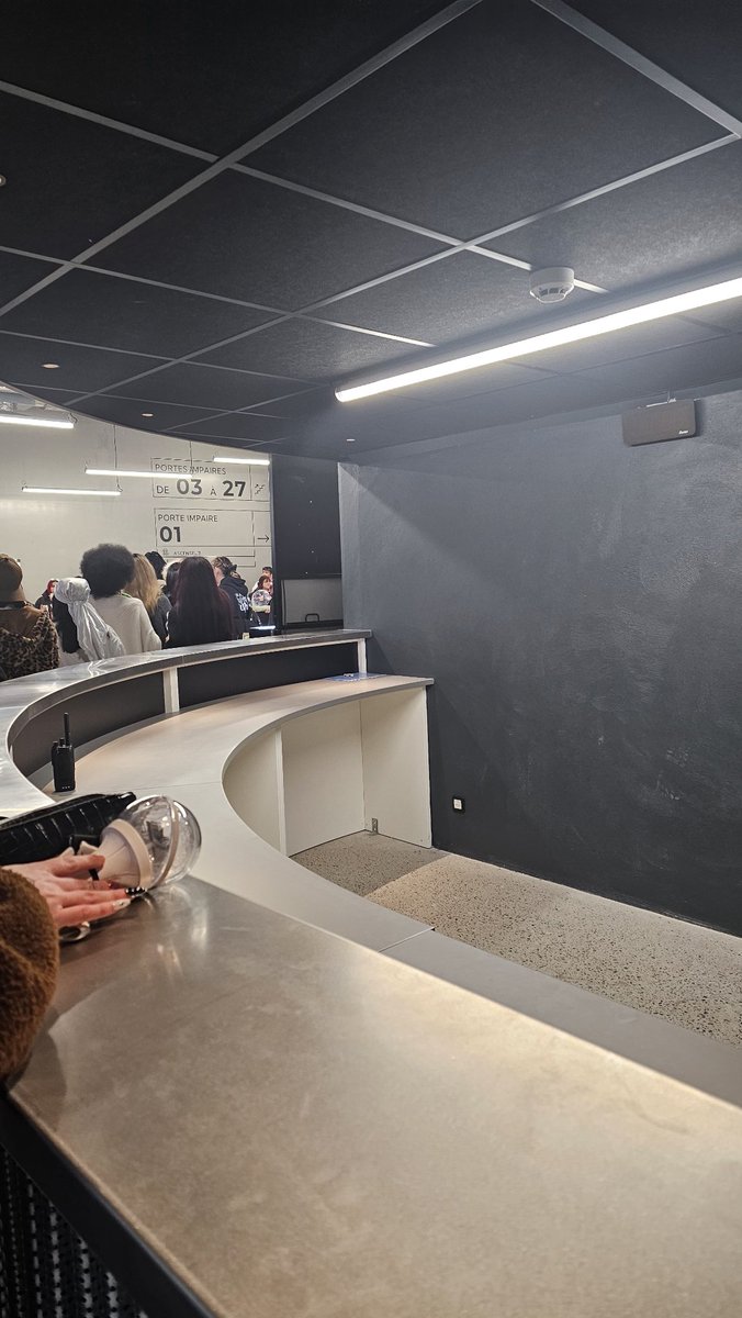 Bonjour les P1ECES ! 

Finalement il y a bien une consigne pour que vous puissiez déposer vos sacs seulement !

- 🐨