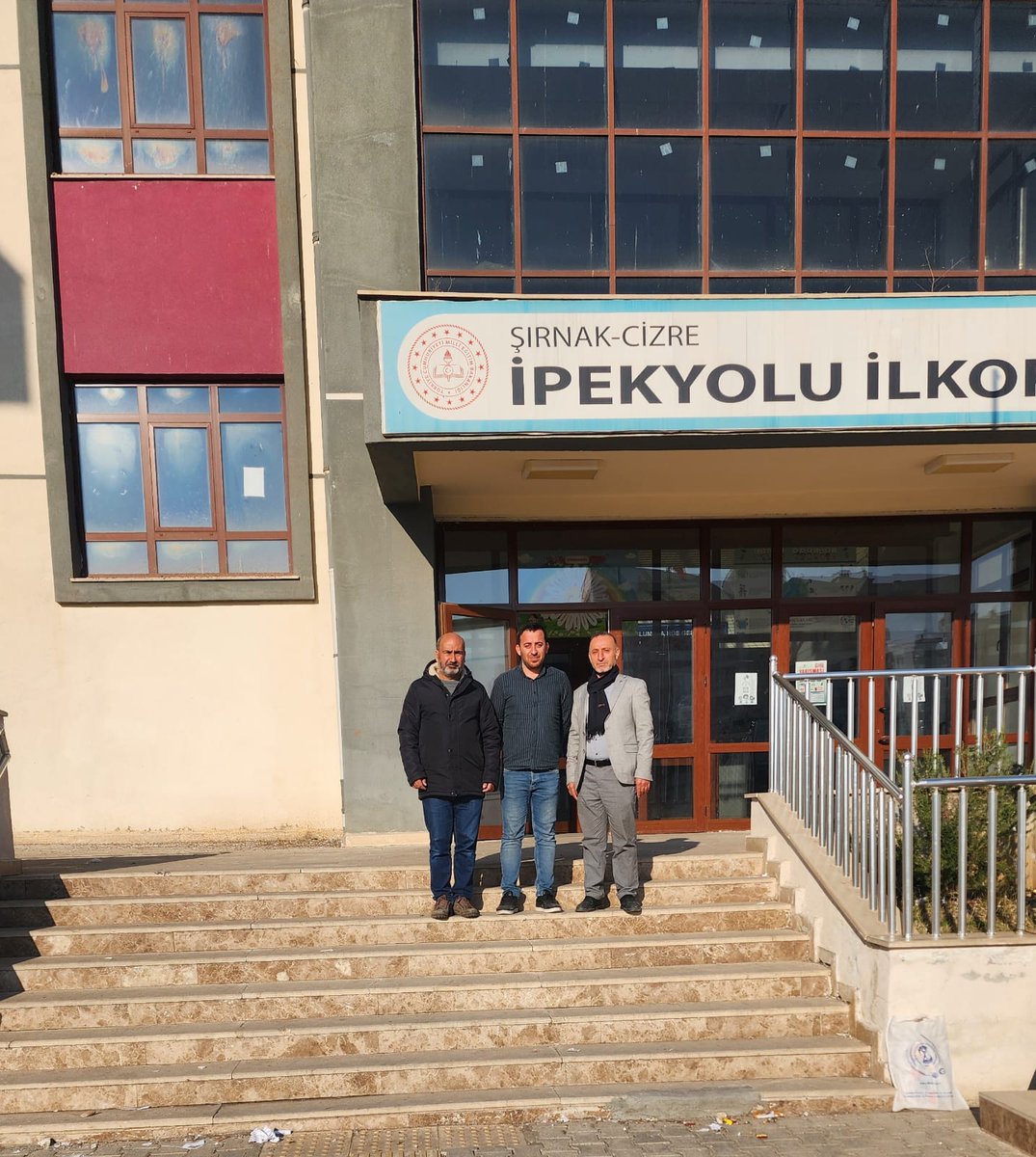 Örgütlenme çalışmaları kapsamında Cizre'ye bağlı;
📍İpekyolu İlkokulu 
📍Yafes Ortaokulunu 
Ziyaret ederek eğitim emekçileriyle bir araya geldik.13 Ocak'ta gerçekleştirilen #İşbırakma eylemi ve yaşanılan derin yoksulluk üzerine fikir alışverişinde bulunuldu.
Yaşasın Eğitim Sen!