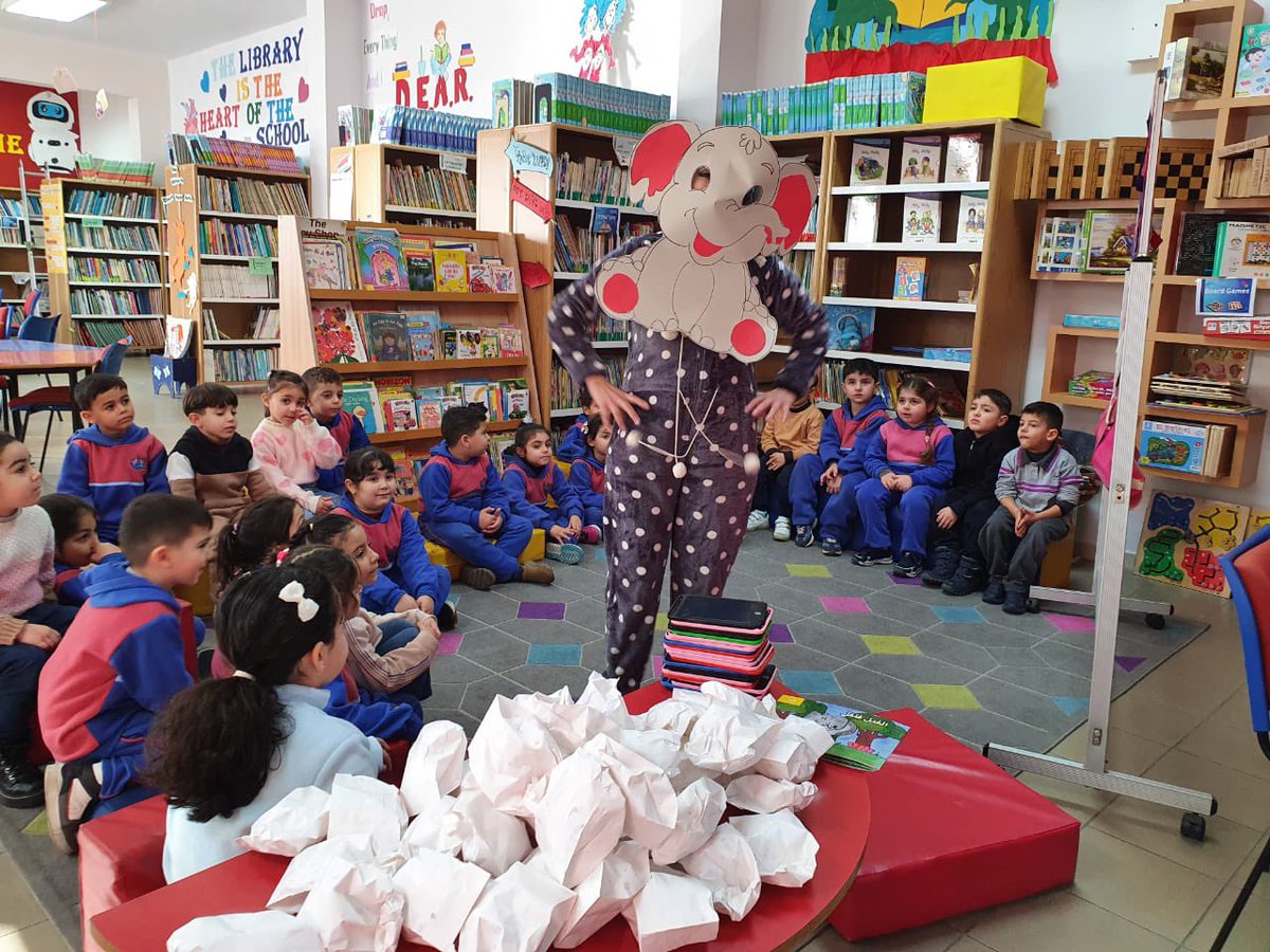 LibraryDawha's tweet photo. استقبل الفيل فِلفِل في مكتبة الدّوحة اليوم طلّاب الرّوضة الثّالثة، فاستمعوا إلى قصّته واكتشفوا معًا الحرف السّرّي. بعد ذلك، استخدم الأطفال اللوح الالكترونيّ لرسم صورة ترمز إلى كلمةٍ تتضمّن الحرف المكتشف .هذا وقد فاجأ الفيل فِلفل الطّلّاب بتوزيع الفوشار عليهم.
@makdawhaschool https://t.co/1OsJRTGKVP