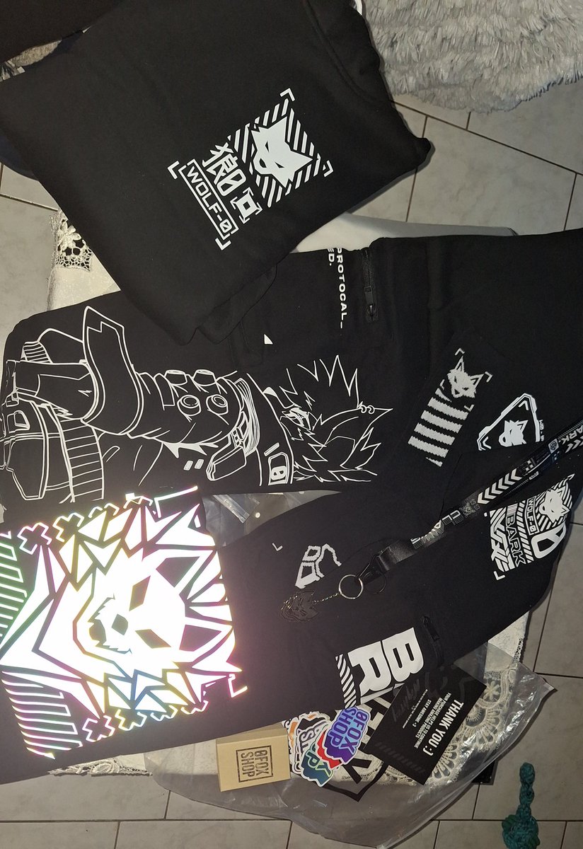 RaynoxFur's tweet photo. Today my @0foxShop Order finally arrived after like 2-3 delays 😂

AAAHHH IT IS SO AWESOME 🔥🔥 https://t.co/02O3z5MiFy