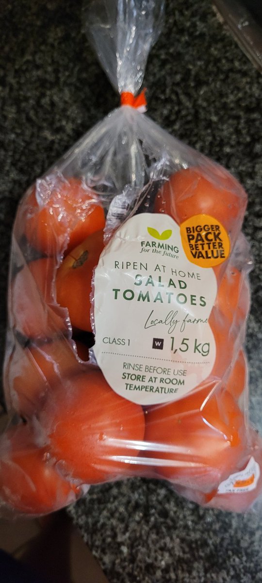 ImpiloCondoms1's tweet photo. #WeDoMoreWednesdays #BBMzansi2025 #firstdayofschool
Guys Woolworths tomatoes 🍅 hadibole. I bought this pack three weeks ago. Look how fresh they still look and taste. https://t.co/vieof56Bo2