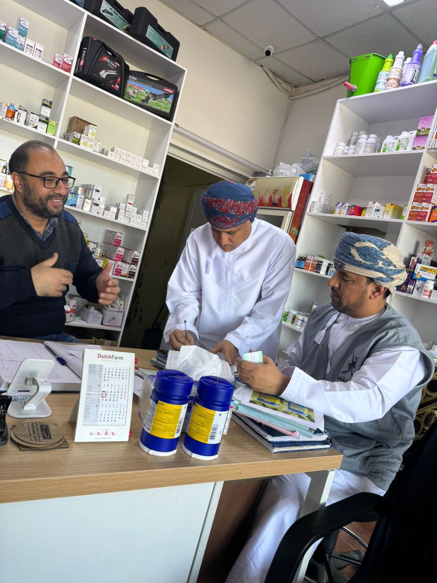 MAFWR_SBATINAH's tweet photo. قامت دائرة الرقابة ممثلة بقسم الرقابة الحيوانية ودائرة الثروة الزراعية والسمكية وموارد المياه ببركاء بجولات تفتيشية ورقابية لعدد من الصيدليات والعيادات والمستودعات البيطرية للتأكد من التزامها بتطبيق اللوائح والاشتراطات الصحية . https://t.co/blYzjYd0b4
