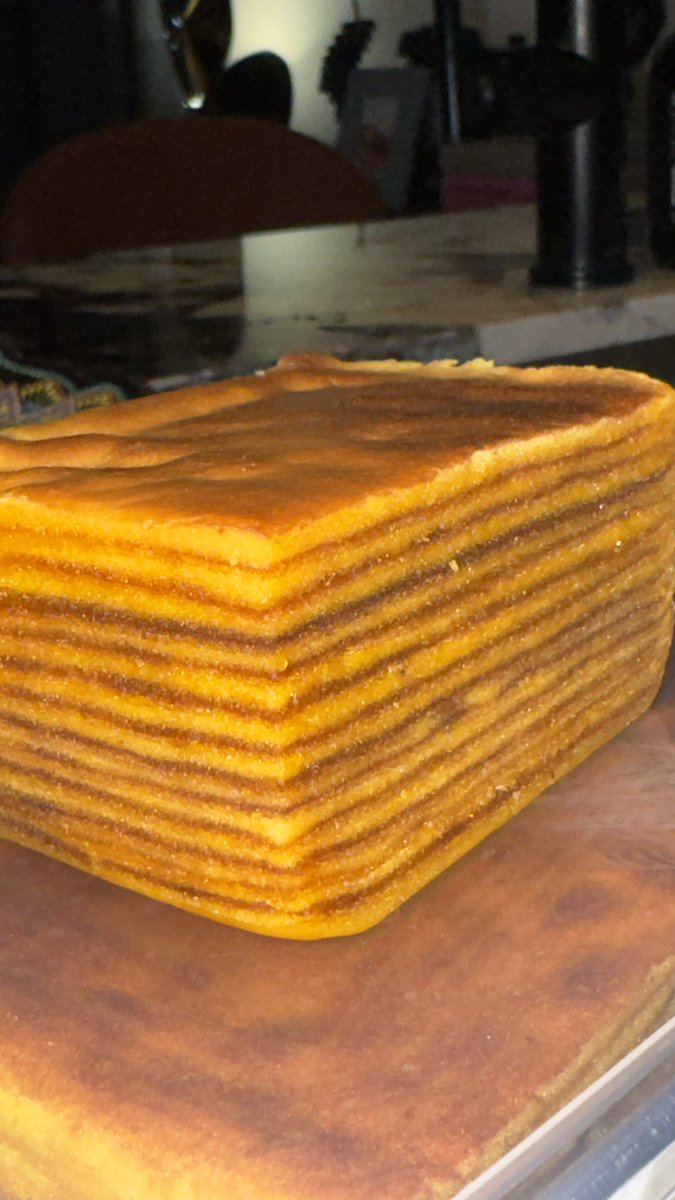 aMrazing's tweet photo. Aku bikin lapis legit sekali abis itu mikir berulang kali kalau harus bikin lagi. Bahannya mahal (satu loyang itu kuning telurnya 35, wisjman 400 gram). Butuh ketelatenan. Kelar satu lapis, tusuk yang menggelembung dulu, ratain lain, tuang adonan lagi. 

Terus pake adegan tangan kesundut oven. Punggung pegel. Pinggang encok. Menghadeh sekali kue ini. Demanding san melatih kesabaran. 

Satu loyang bikinnya ada kali 4 jam abis dalam waktu 10 menit 😂 tapi iya setuju enak banget mam ini ditemani kopi