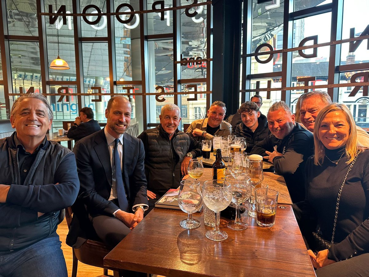 MattSunRoyal's tweet photo. Up the Villa… Prince William stopped off to have a pint and chat football with Aston Villa fans in surprise visit on a Wetherspoons pub in Birmingham after speaking at a College of Paramedics conference - while waiting for a train home… https://t.co/mu3vJ7wXQq