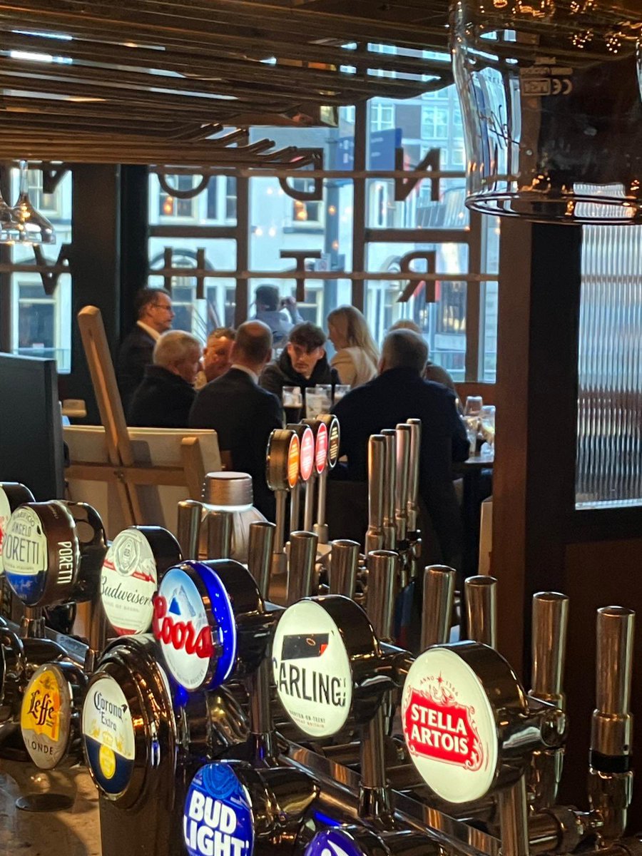 RE_DailyMail's tweet photo. Prince William surprised pub-goers when he popped into a Wetherspoons at the train station in Birmingham today. He arranged a meet-up with a group of @AVFCOfficial regulars while he was in the city to speak at the College of Paramedics conference and bought them a round 🍺 https://t.co/m4WMLmiNmH