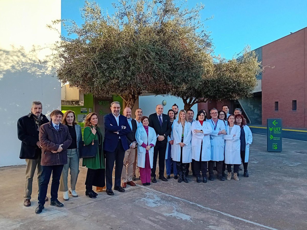 jfdezsanz's tweet photo. He visitado la nueva Unidad de Cultivos Celulares en el Hospital Universitario de CR. Ampliamos nuestra infraestructura científica con un recurso muy valioso para los investigadores de la región porque les ofrece capacidad técnica y asesoramiento experto para sus proyectos https://t.co/cRpXOStROR