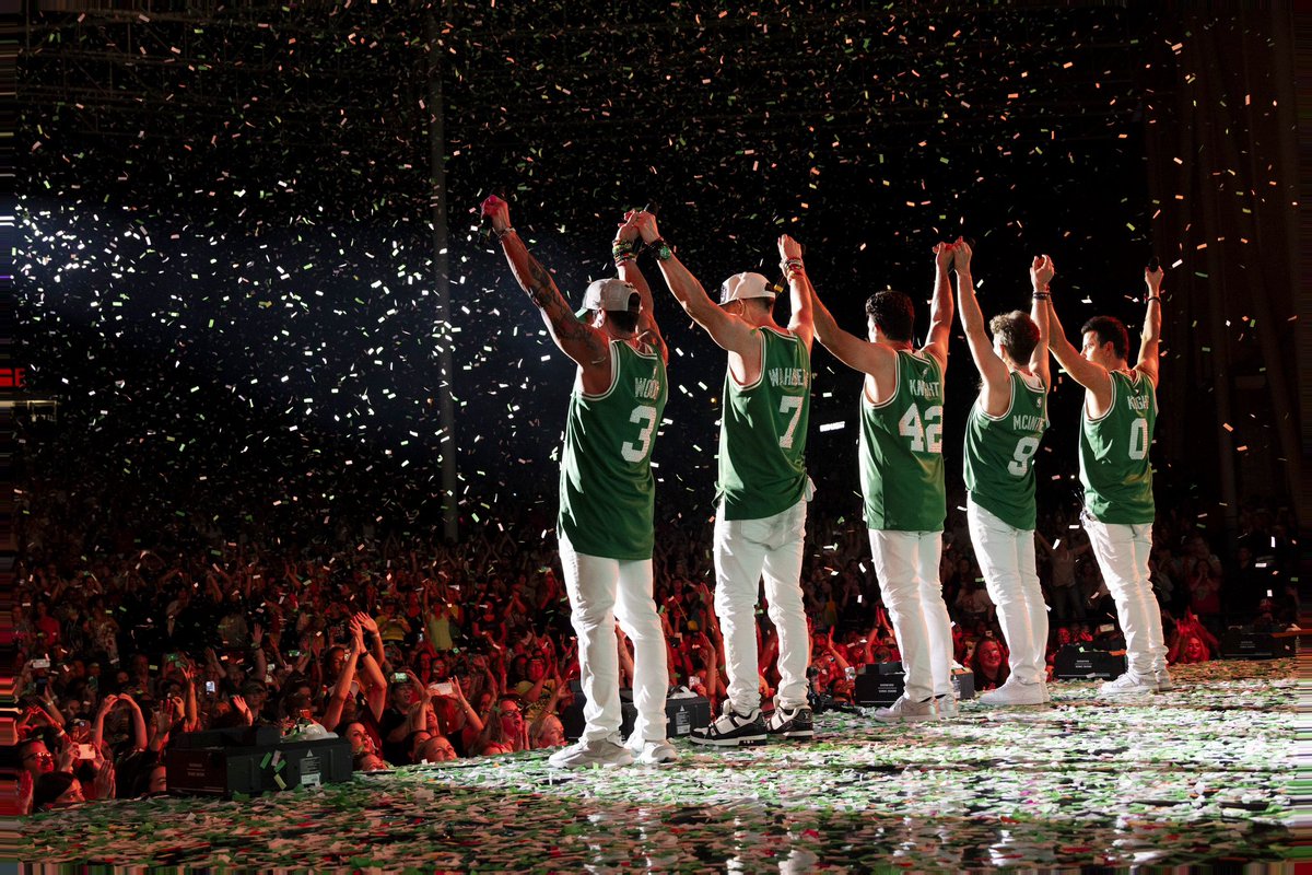 Hometown love 🍀 <a href="/celtics/">Boston Celtics</a> 

📸: <a href="/ParisVisone/">Paris Visone</a>