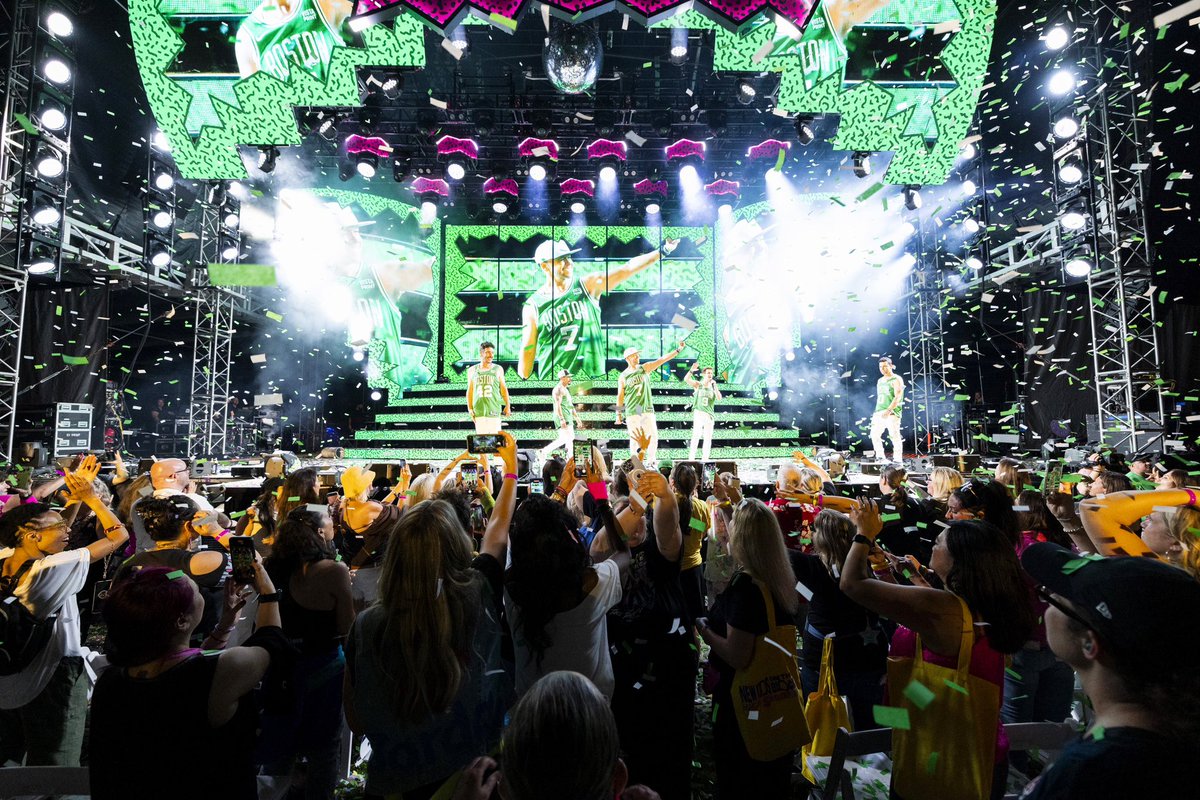 Hometown love 🍀 <a href="/celtics/">Boston Celtics</a> 

📸: <a href="/ParisVisone/">Paris Visone</a>