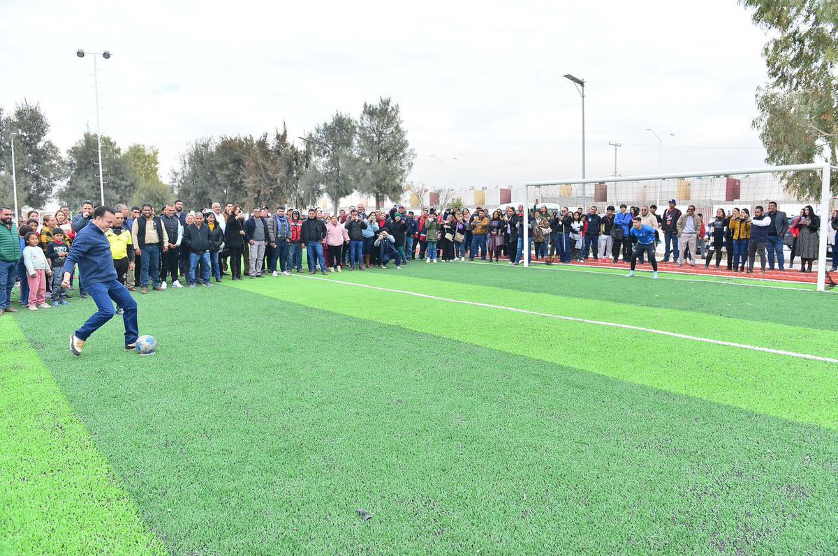 EVillegasV's tweet photo. ¡Que viva el deporte en Lerdo y Durango! 🏀⚽️💪 
El alcalde @HomeroMartinezC y yo seguimos apoyando a los deportistas con la entrega del Polideportivo Lerdo 2024, un espacio para fomentar la actividad física y saludable. 🙌
¡Que los jóvenes sigan impulsando su pasión por el deporte! 🏅