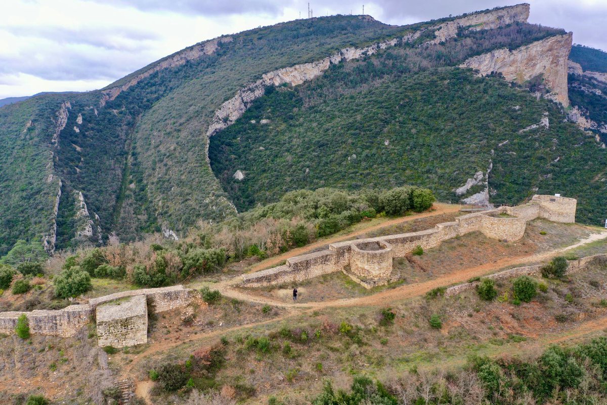 magago's tweet image. Unha das fortificacións máis impresionantes que teño visto ultimamente é unha especie de 'Castro Valente' que está no norte de Burgos, nun marco espectacular: o desfiladeiro de La Horadada, en Trespaderne.