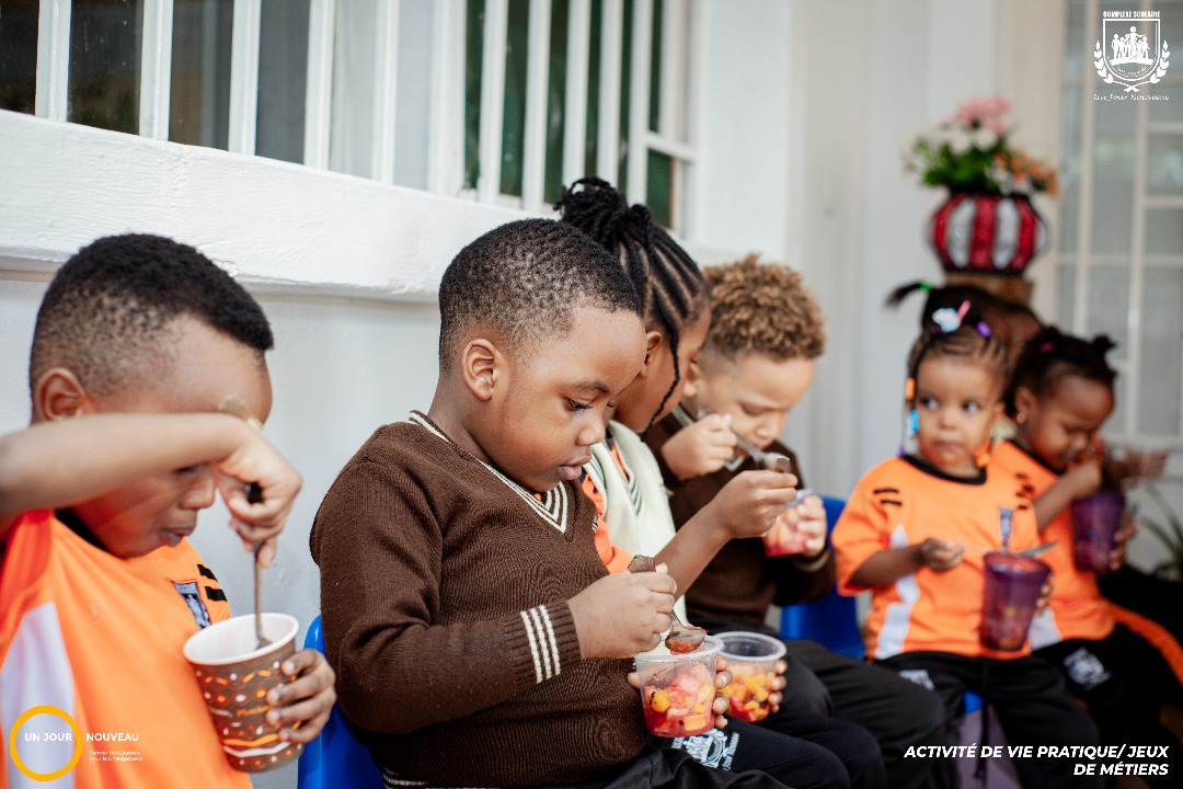 UJN_Asbl's tweet photo. Activités de vie pratique/Jeux de métiers avec les leaders de la 2ème maternelle. Sujet: préparation de la salade de fruits.
#UnJourNouveau
#FormerDesLeadersPourLeChangement
#csujn
#theleaderinmeschool https://t.co/dp3YidkOeJ