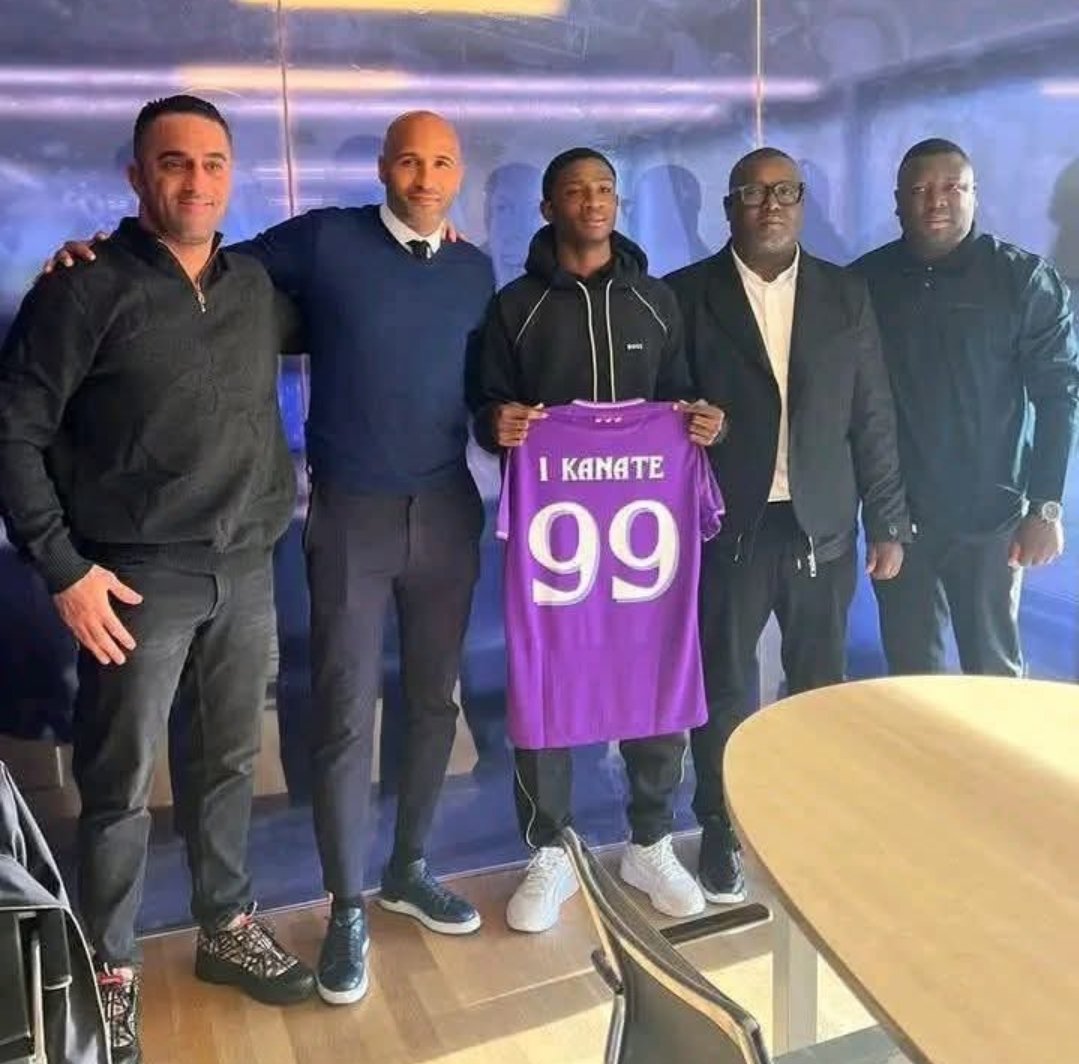 Ook deze dus officieel! 
Ibrahim Kanate sluit (waarschijnlijk) eerst aan bij de beloften. Prijs zou 1,8 miljoen euro bedragen!

#rsca #anderlecht