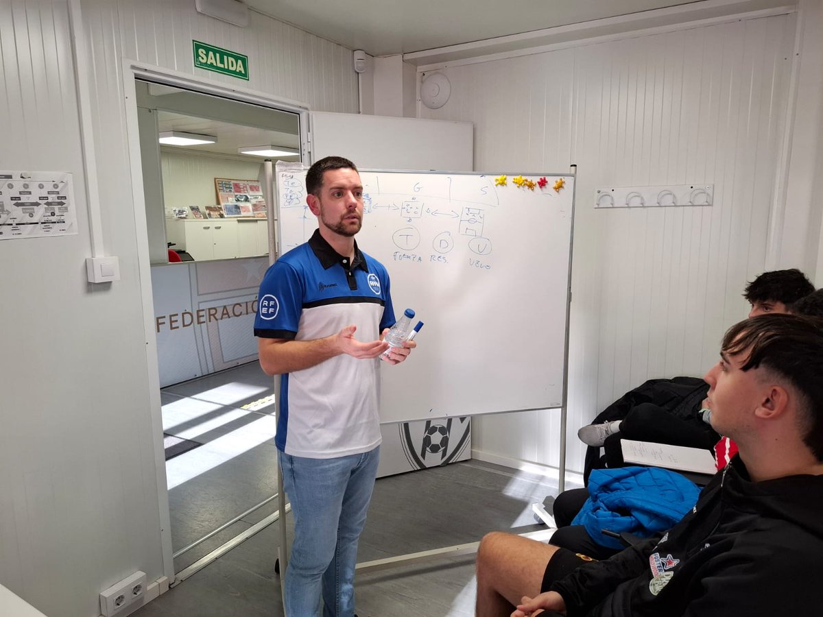 Reunión de trabajo del Comité de Entrenadores de la RFFM en las instalaciones federativas de Cotorruelo 🏟️, donde continúa la planificación de los primeros meses de 2025 bajo la dirección de <a href="/serranonino/">miguel angel serrano</a>.

Trabajo y formación son el motor para el crecimiento de nuestro colectivo.
