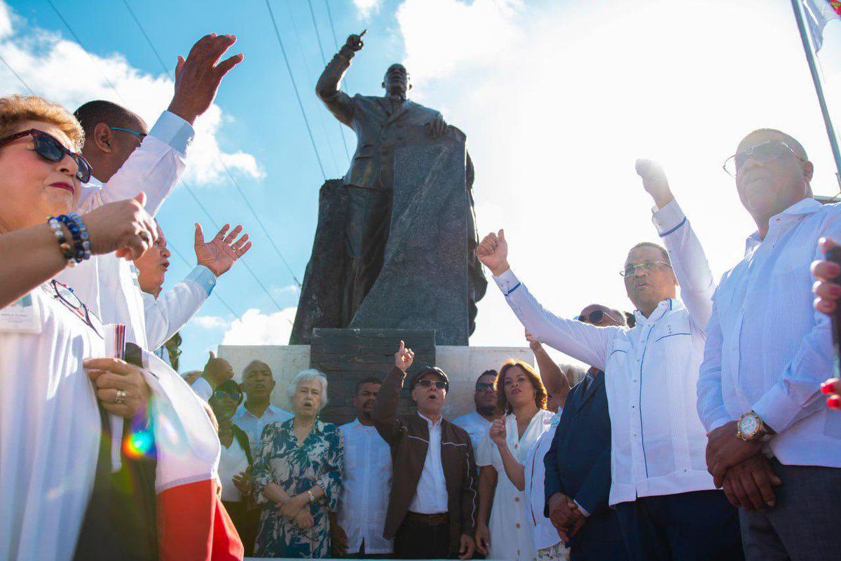¡BOSCH Y PEÑA PADRES DE LA DEMOCRACIA!

Oportuno y justo; ambos reúnen los méritos al entregar sus vidas a los más elevados anhelos de justiciad, democracia y libertad del pueblo dominicano. Como buena coincidencia, ambos ya están en el Paseo de la Historia de Santo Domingo Este.