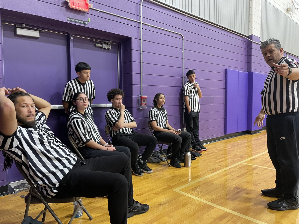 FutureOfficials's tweet photo. Fantastic basketball referee training by Frank Sanchez @SBMSA1 helping our @SpringWoodsHigh @FutureOfficials get ready for the 2025 season ! #sbmsa #sbisd @sbisdathletics @SBISD @OfficialTHSADA @THSCAcoaches @uiltexas https://t.co/vItufHZCyq
