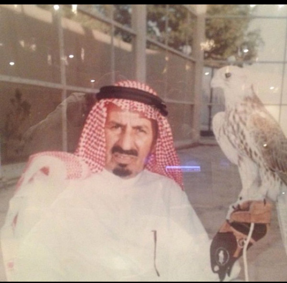 khaledtaflan's tweet photo. والله أن - فقد الأبو - مافيه حيله 
ما يحس بوجعته غير المفارق

أهجدتني .. ساعة الفقد الثقيله
مادريت إلا وانا بالدمع غارق 

مابقى غير اسمه اللي يوم أشيله 
كنّي .. اللي شايل كبار البيارق

راح قبل أرد .. ذرَّه من جميله
والله اني ماهقيت إنا نتفارق 
 
2021/1/15 https://t.co/CYGXLb7DOt
