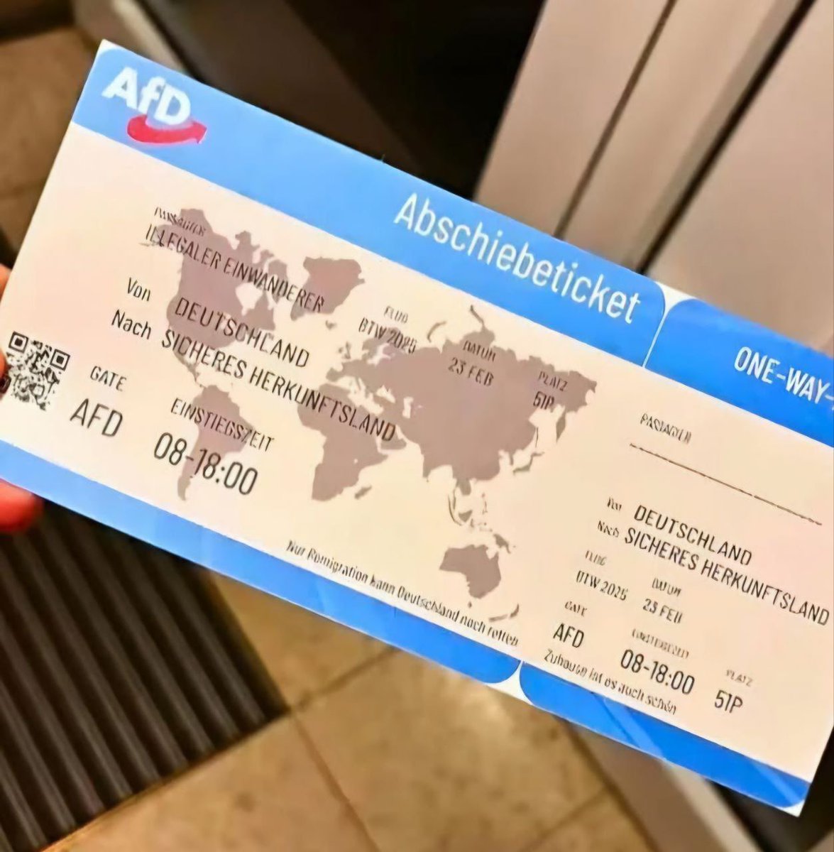 dritte_blick's tweet photo. Ehrlich gesagt, kann ich die Aufregung um das #Abschiebeticket nicht verstehen. Klar, es war eine geniale Werbeaktion da jeder drüber spricht. Oben links steht aber auch der "illegale (!) Migrant" als Adressat. 

Wie heißt es so schön:
"Wer sich angesprochen fühlt, der ist gemeint."